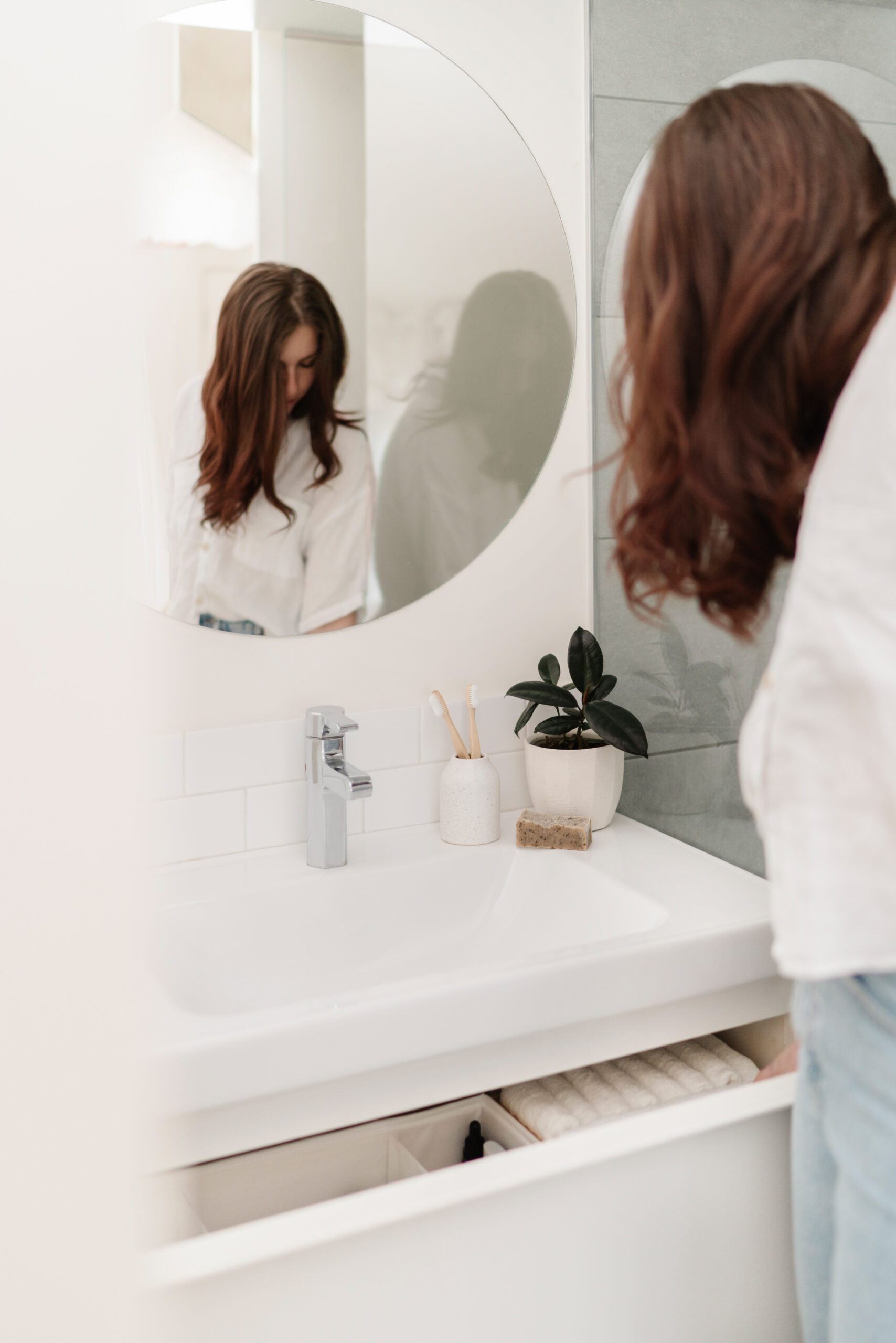 A bathroom vanity with mirror over